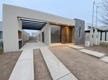 Casa de 5 ambientes, Luján de Cuyo · Casa a Estrenar en Venta en Barrio Terraza Park