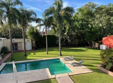 Casa · 244m² · 8 Ambientes · 2 Cocheras · Alquiler Imponente Chalet en Santo Tome