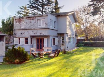 Casa · 250m² · 8 Ambientes · 2 Cocheras · Casa de 4 Dorm. con Pileta en Venta en City Bell
