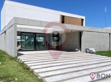Casa · 169m² · 5 Ambientes · 4 Cocheras · Hermosa a Estrenar en Lagos de Canning 1!