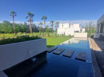 Casa · 236m² · 7 Ambientes · 2 Cocheras · Casa en Venta de Calidad 3 Dorm. con Pileta Frente Al Golf Puerto Roldan
