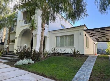 Casa de 9 ambientes, Ciudad de Mendoza · Casa Categoria Dalvian Moderna Oportunidad 3 Dorm - 1 Planta Baja!