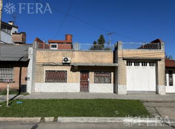 Casa · 106m² · 3 Ambientes · 2 Cocheras · Venta de Casa 3 Ambientes con Cochera y Patio en Sarandi