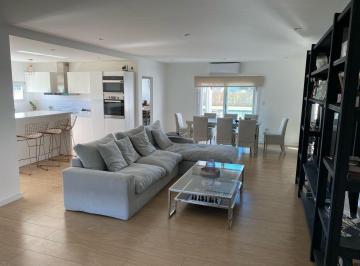 Casa de 6 ambientes, Berazategui · Casa en Una Planta 6 Ambientes con Pileta y Quincho en Venta