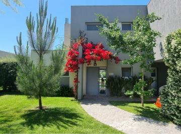 Casa de 8 ambientes, Berazategui · Casa en Venta en Fincas de Hudson