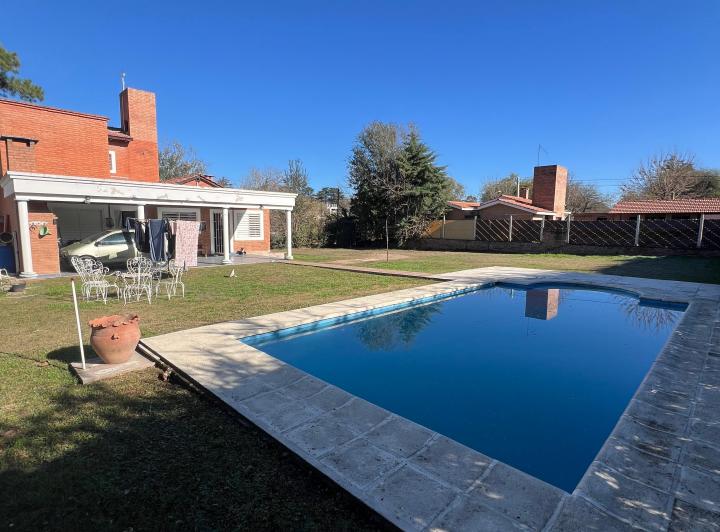 Casa · 240m² · 6 Ambientes · 2 Cocheras