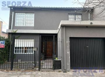 Casa · 238m² · 7 Ambientes · 1 Cochera · Venta de Casa Seis Ambientes en Muñiz