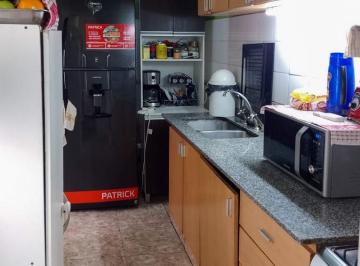 Departamento · 68m² · 3 Ambientes · Oportunidad! 3 Amb Mas Dependencia! Tranquilo! Cocina y Baño Reciclado! Sarmiento 2500.