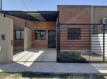 Casa · 80m² · 3 Ambientes · 1 Cochera · Casa de Dos Dorm. y Jardín en San Carlos, en Calle 522 Entre 139 y 140.