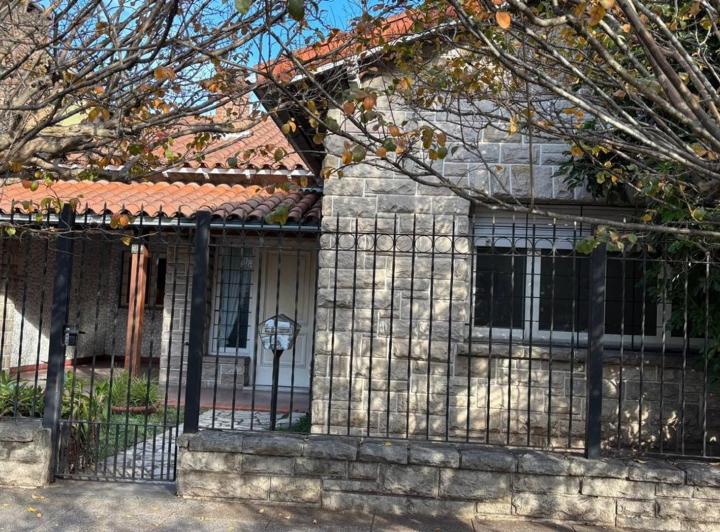 Casa · 140m² · 3 Ambientes · 2 Cocheras