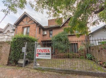 Casa · 325m² · 5 Ambientes · 2 Cocheras · Casa en Venta en Las Lomas. Buen Jardín y Gran Quincho con Parrilla.