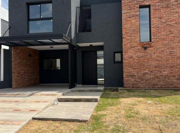 Casa · 130m² · 3 Dormitorios · 2 Cocheras · Dúplex 3 Dorm. a Estrenar en San Ignacio Village