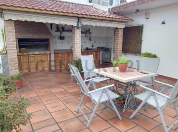 Casa · 150m² · 4 Ambientes · 1 Cochera · Casa en Venta 5 Ambientes con Dos Terrazas, Quincho y Cochera ¡Espectacular!.