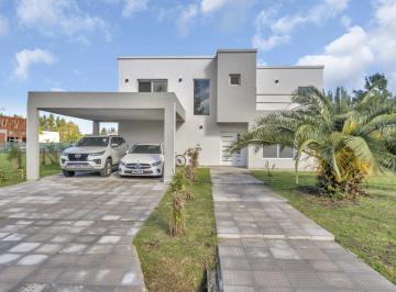 Casa · 231m² · 6 Ambientes · 2 Cocheras · Venta - Casa - 6 Ambientes - Cochera - Jardín - Canning