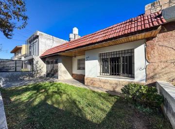 Casa · 163m² · 3 Ambientes · 1 Cochera · Venta Casa 2 Dorm y Depto Barrio Los Naranjos