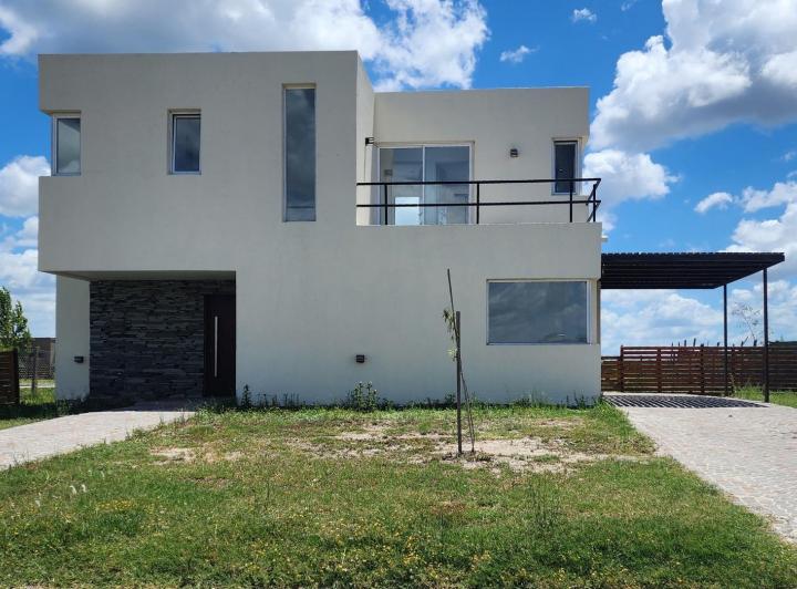 Casa · 180m² · 4 Ambientes · 4 Cocheras