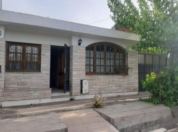 Casa · 204m² · 5 Ambientes · 1 Cochera · Venta de Casa con Excelente Ubicación en Dorrego – Guaymallén, Mza.