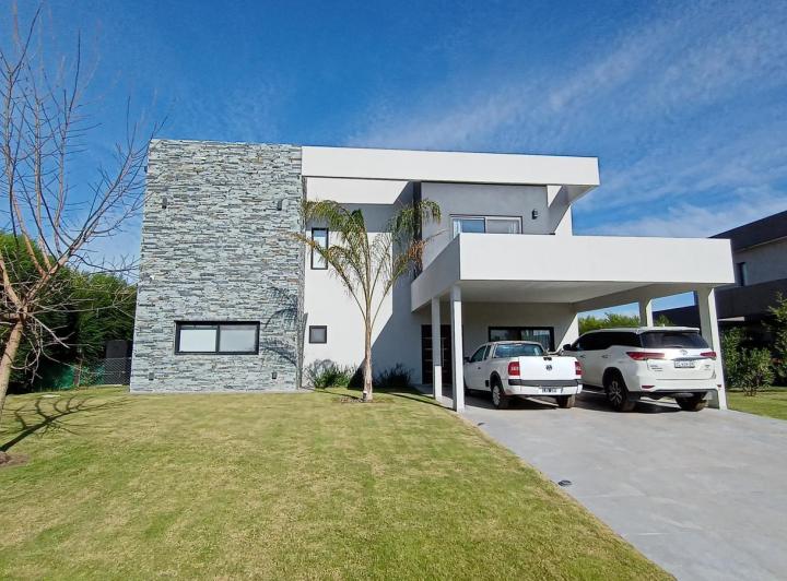 Casa · 240m² · 7 Ambientes · 2 Cocheras