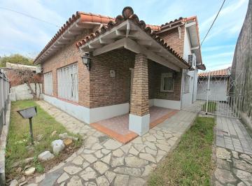 Casa · 154m² · 3 Ambientes · 1 Cochera · Chalet 3 Amb con Parque