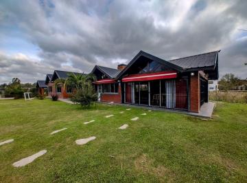 Casa · 212m² · 5 Ambientes · 2 Cocheras · Casa 5 Ambientes Permuta Pileta Quincho Parrilla