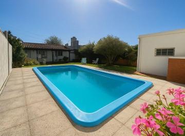 Casa · 125m² · 4 Ambientes · 2 Cocheras · 4 Ambientes Pileta Patio Jardin Cochera Parrilla
