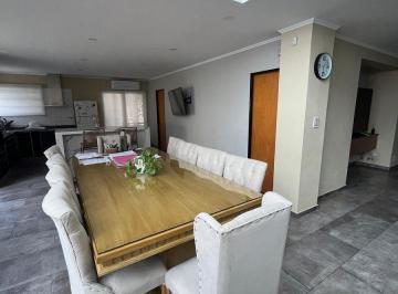 Casa · 220m² · 4 Ambientes · 1 Cochera · Casa en Venta en Pergamino con Pileta