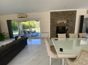 Casa · 473m² · 8 Ambientes · 2 Cocheras · Casa de Estilo en Venta