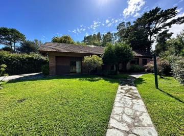 Casa · 185m² · 4 Ambientes · 1 Cochera · Casa en Oportunidad Tradicional en Venta Pinamar B5 Construcción Clásica Cerca del Centro Gran Lote