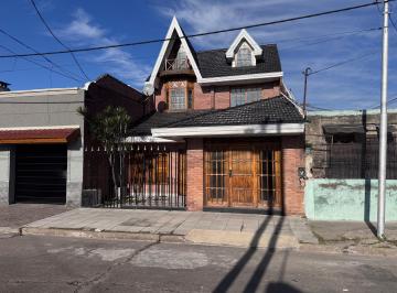 Casa de 4 ambientes, Lanús · Imponente Chalet 4 Ambientes en 3 Plantas con Patio, en Excelente Estado