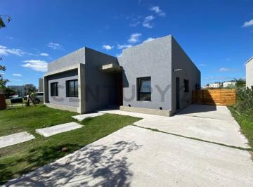 Casa · 170m² · 3 Dormitorios · 4 Cocheras · Casa en Una Planta en Santa Elena con Fondo a Pulmon