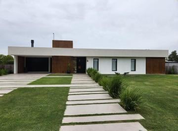 Casa · 225m² · 4 Ambientes · 2 Cocheras · Casa en Venta La Primavera de Lujan Club de Campo