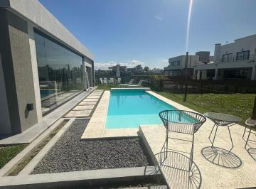 Casa · 210m² · 4 Ambientes · 1 Cochera · Casa Hermosa en Lagos de Canning