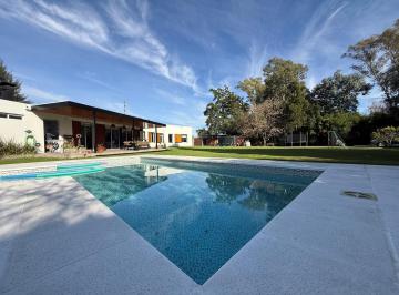 Casa · 220m² · 4 Ambientes · 1 Cochera · Casa en Venta en Joaquín Gorina, La Plata, G. B. a. Zona Sur