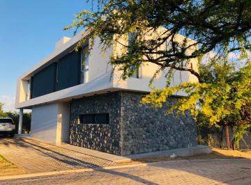 Casa de 6 ambientes, Villa Allende · Elegancia y Confort en Villa Allende Golf