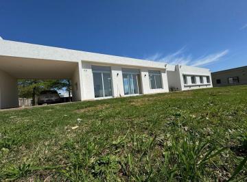 Casa · 225m² · 5 Ambientes · 3 Cocheras · Venta Casa 4 Ambientes - Comarca de Lujan