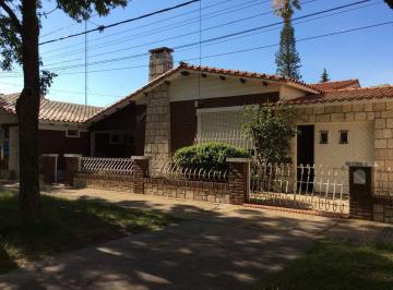 Casa · 242m² · 10 Ambientes · 1 Cochera · Venta/casa/patio Verde /pileta