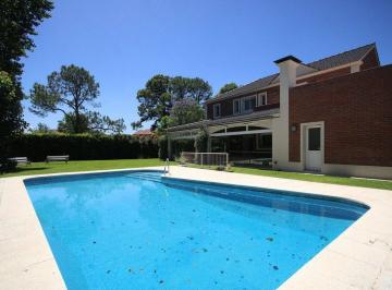 Casa · 266m² · 7 Ambientes · 1 Cochera · Venta de Casa Estilo Toscana en La Lomada de Pilar