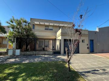 Casa · 230m² · 6 Ambientes · 2 Cocheras · Casa en Lomas de Zamora