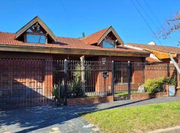 Casa · 138m² · 4 Ambientes · 2 Cocheras · Venta Casa 4 Amb Cochera Jardín Acepta Permuta