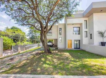 Casa · 225m² · 5 Ambientes · 2 Cocheras · Duplex en Venta de 3 Dorm. en Barrio La Carolina