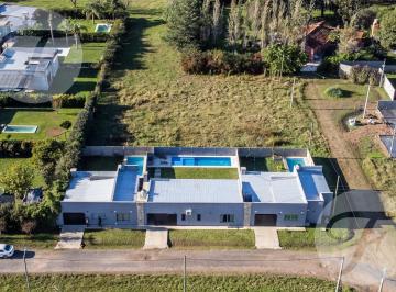 Casa · 216m² · 9 Ambientes · 3 Cocheras · Tres Casas con Piscina en Venta - El Escorial, San Pedro – Inversión Familiar con Alta Rentabilidad