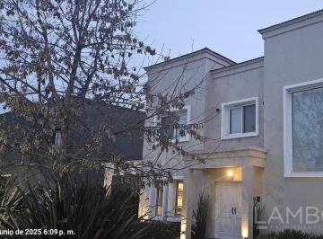 Casa · 190m² · 4 Ambientes · 1 Cochera · Venta Casa Apto Credito Impecable!