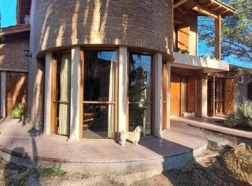 Casa · 283m² · 4 Ambientes · 3 Cocheras · Venta - Casa en Corralitos, Guaymallén