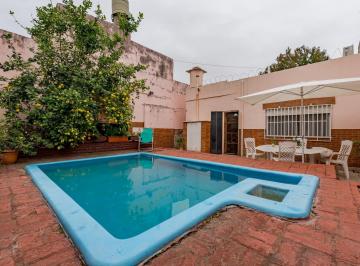 Casa · 109m² · 4 Ambientes · 1 Cochera · Venta/permuta Casa 2 Dormis y Comodín, Patio Pileta, Cochera - España y Hospitales - Rosario