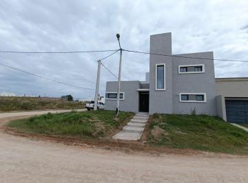 Casa · 109m² · 4 Ambientes · 1 Cochera · Alquiler Casa en Salto Provincia de Buenos Aires