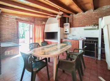Casa · 243m² · 9 Ambientes · 1 Cochera · Venta/permuta - Casa de 3 Dorm. con Cochera, Quincho y Local Comercial. Alvear, Rosario.