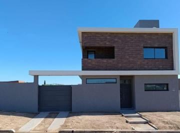 Casa · 102m² · 4 Ambientes · 1 Cochera · Casa en Venta en Salto, Provincia de Buenos Aires