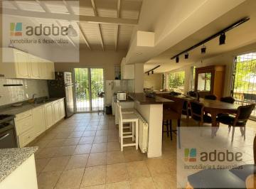 Casa · 240m² · 3 Dormitorios · 4 Cocheras · Casa en Venta con Excelente Ubicación en Chacras de Coria