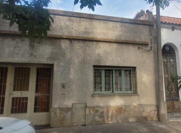 Casa · 105m² · 5 Ambientes · 1 Cochera · Casa Al Frente en Planta Baja con Cochera
