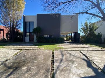 Casa · 170m² · 5 Ambientes · 2 Cocheras · Casa en Alquiler Barrio Hsm, Escobar, loma Verde